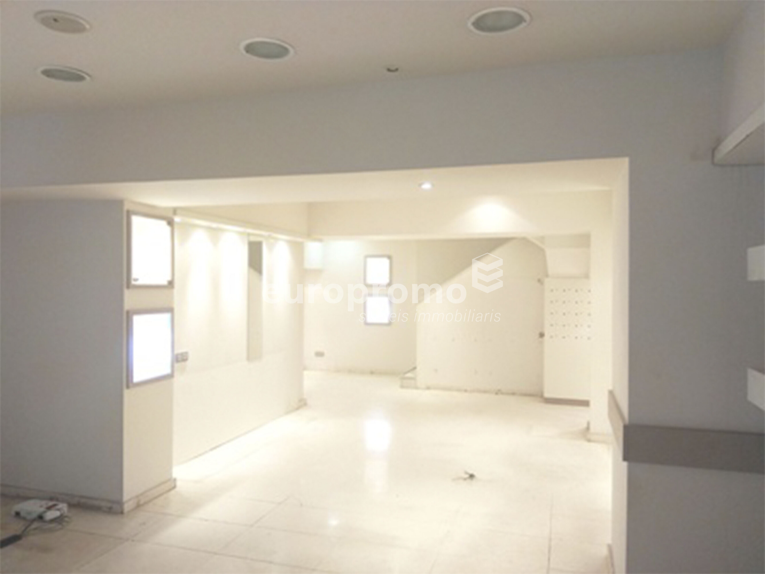 Local de 128m2 situado en primera linea y mejor zona comercial de la ciudad!